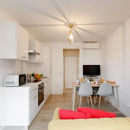 Lumiere Yourhosthelper * Κάννες